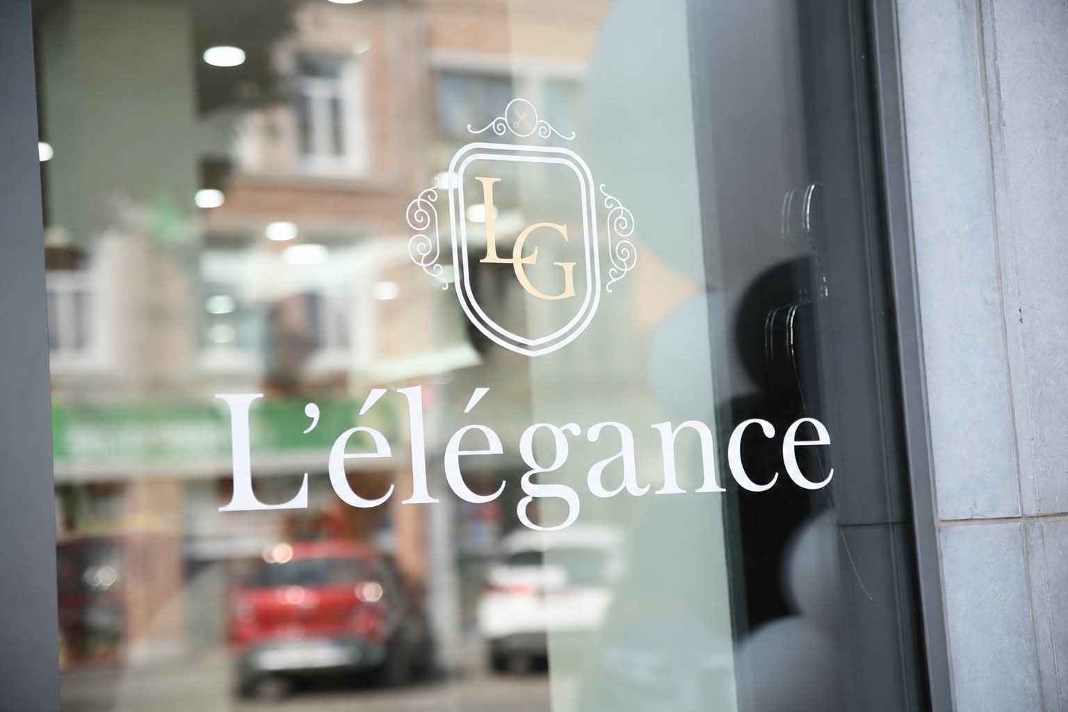 Vitrine du salon L'Élégance Coiffure, Rue du Moulin à Liège