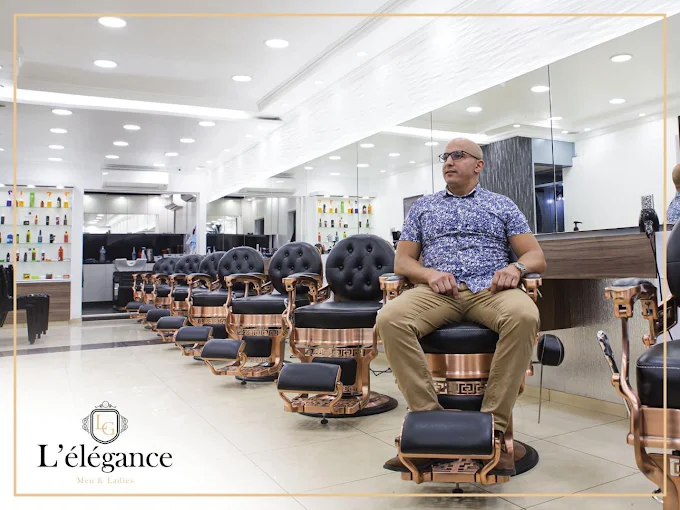 Intérieur du salon L'Élégance Coiffure, fauteuils cuivrés